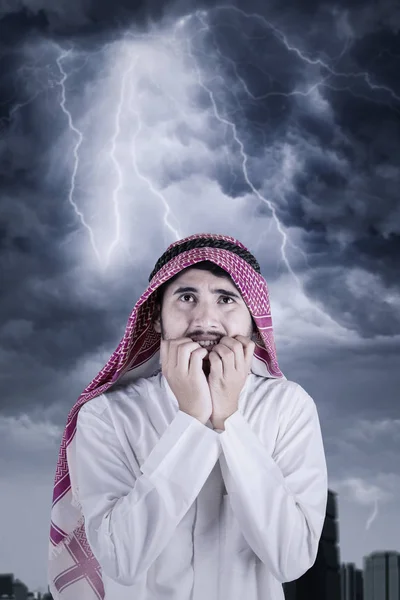 Przestraszony Arabian osoby z piorunami — Zdjęcie stockowe
