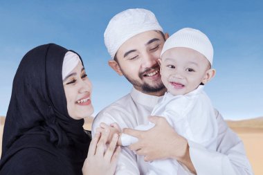 Arap çöl gülümseyerek mutlu bir aile