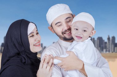 Bebeğe gülümseyen Arapça genç Çift