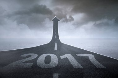 Yukarı ok ve 2017 ile boş yol