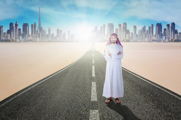 Арабский бизнес скрестил руки на дороге — стоковое фото