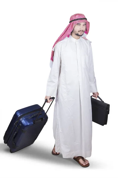 Empreendedor árabe andando em estúdio — Fotografia de Stock