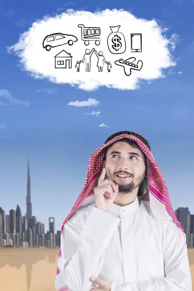 Αραβική άνθρωπος ψάχνει φούσκα ομιλία στο cloud — Φωτογραφία Αρχείου