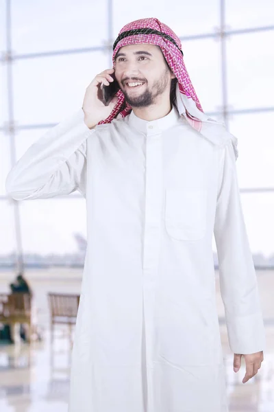 Arabe homme d'affaires parlant par téléphone portable — Photo