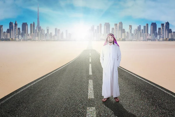 Бізнес-мусульманин стоїть на дорозі — стокове фото