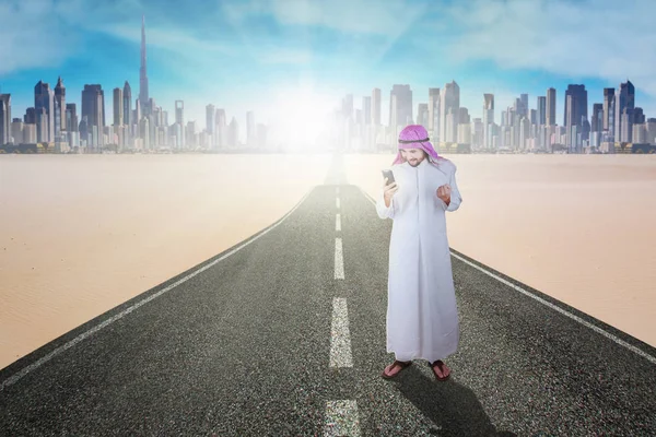 Zakelijke moslim gebruikend smartphone onderweg — Stockfoto