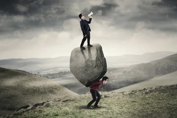 Mensen uit het bedrijfsleven met boulder in de heuvel — Stockfoto