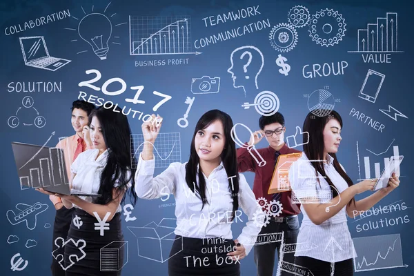 Business team maken van zakelijke resolutie voor 2017 — Stockfoto