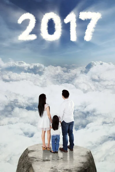 Family looking at number 2017 on sky — Stock Photo, Image