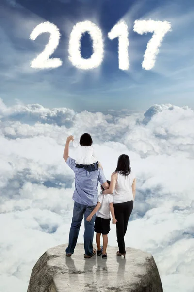 Family standing on rock with 2017 — Stock Photo, Image