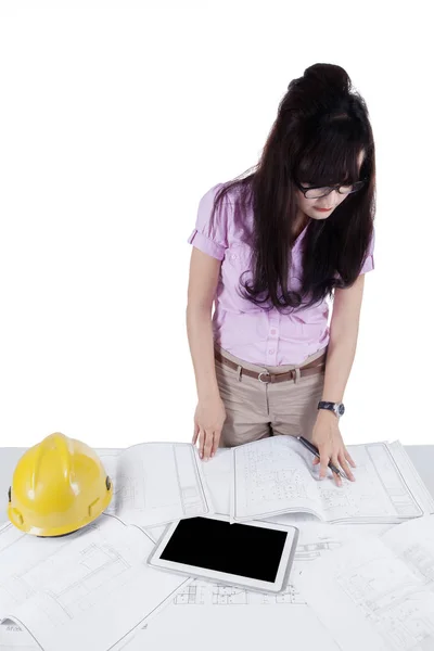 Engenheira feminina desenhando esboço no estúdio — Fotografia de Stock