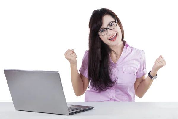 Женщина-предприниматель, поднимающая руки с ноутбуком — стоковое фото