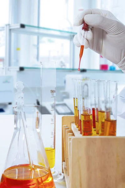 Probówki laboratoryjne w laboratorium eksperyment — Zdjęcie stockowe