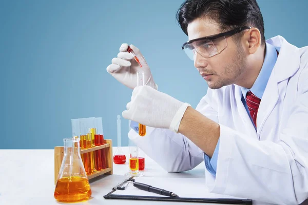 Männlicher Wissenschaftler macht chemische Forschung — Stockfoto