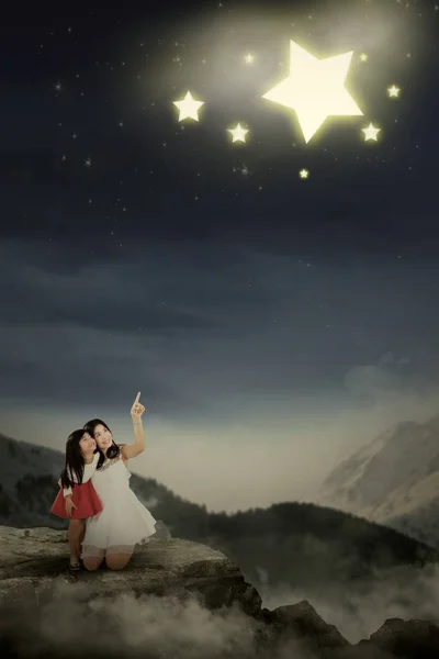 Anya és lánya látunk csillagokat — Stock Fotó