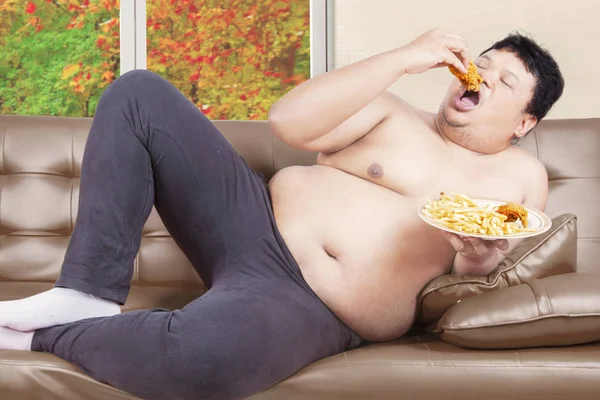 Obesity person eating junk food in autumn season — Stock Photo, Image