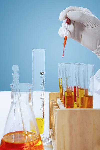 Reactants fluid mixed in research tube — Stock Photo, Image