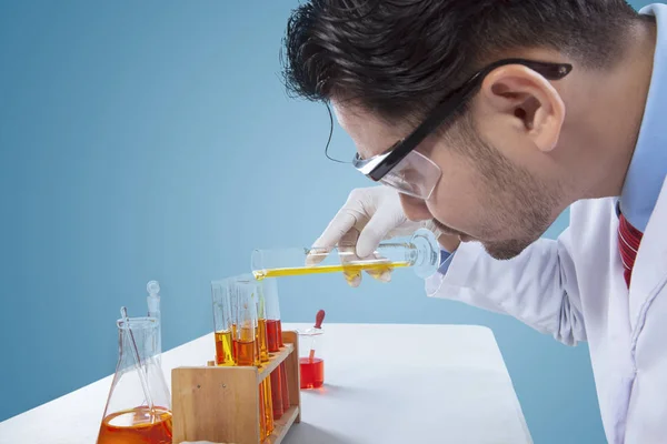 Químico serio haciendo investigación científica — Foto de Stock