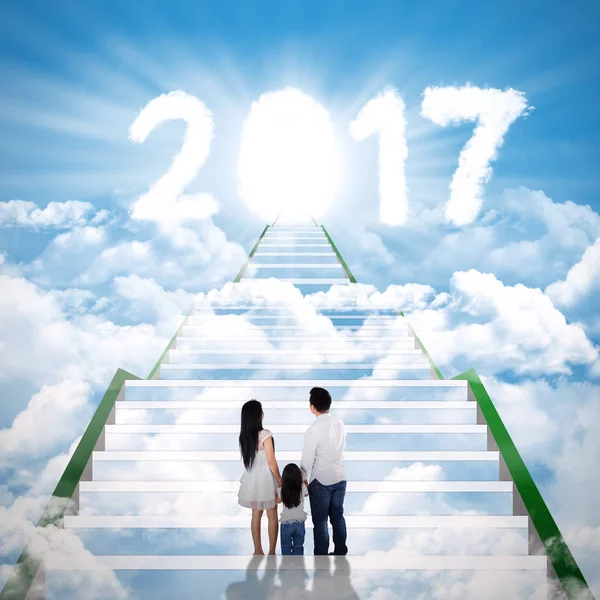 Jong gezin kijken naar heldere cijfers 2017 — Stockfoto