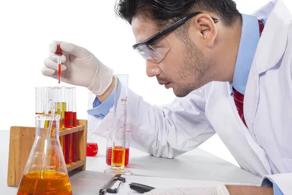 Jovem cientista fazendo pesquisa em biotecnologia — Fotografia de Stock