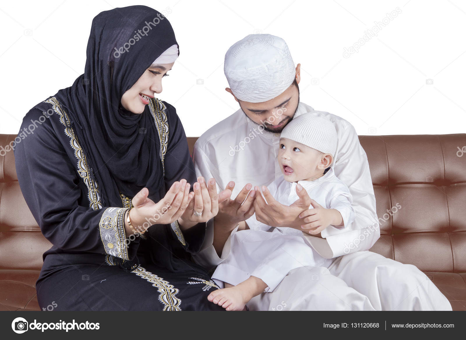 Petite Fille Musulmane Recevant Une Enveloppe D'argent De Son Père