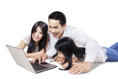 Güzel aile studio dizüstü bilgisayar kullanmak