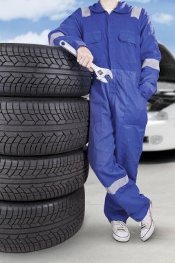 Araba lastikleri yığını ile mekanik ayakta