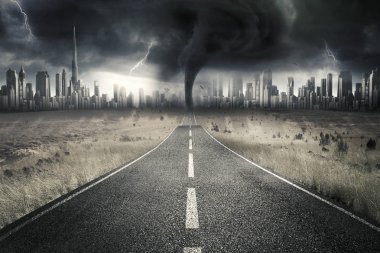 Fırtına gökyüzü ile boş yol