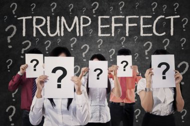 Soru işaretleri ve Trump etkisi ile insanlar