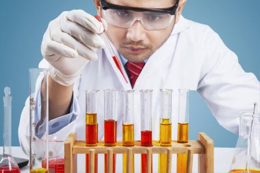 Araştırmacı test tüpü ve kimyasal
