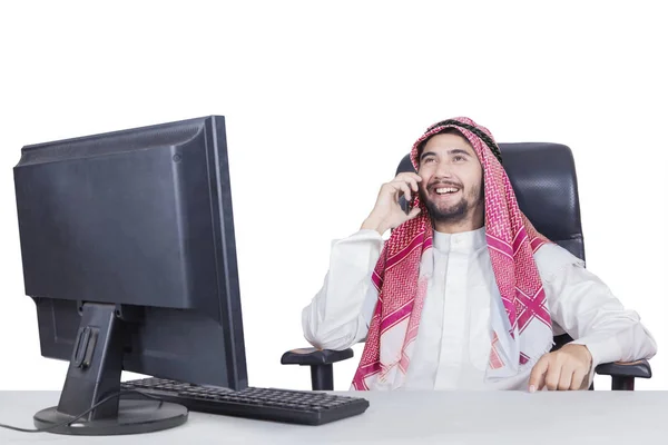 Arabe homme parlant sur téléphone portable — Photo