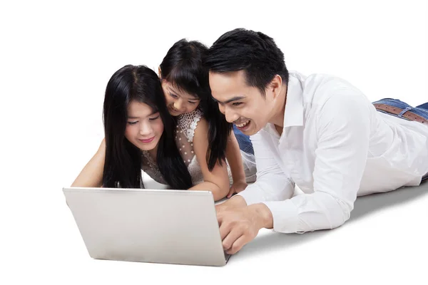 Азиатская семья просматривает интернет с ноутбуком — стоковое фото