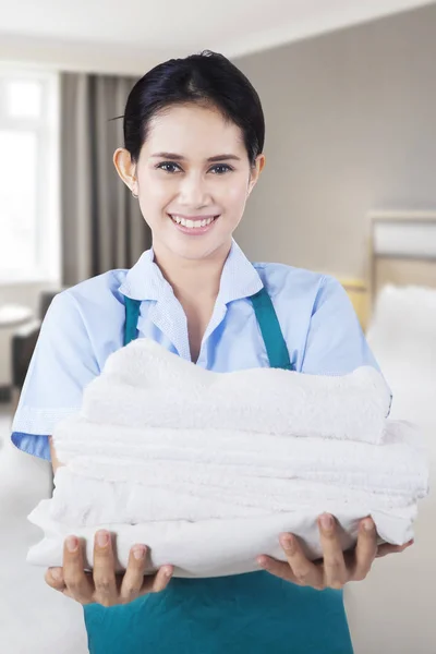 Piękny pokojówka przewożących ręczniki — Zdjęcie stockowe
