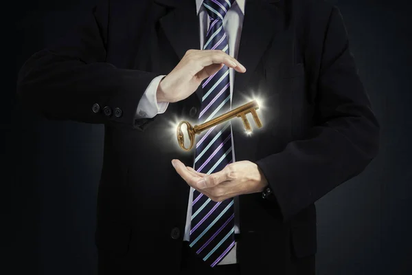 Empresário Segurando Golden Key — Fotografia de Stock