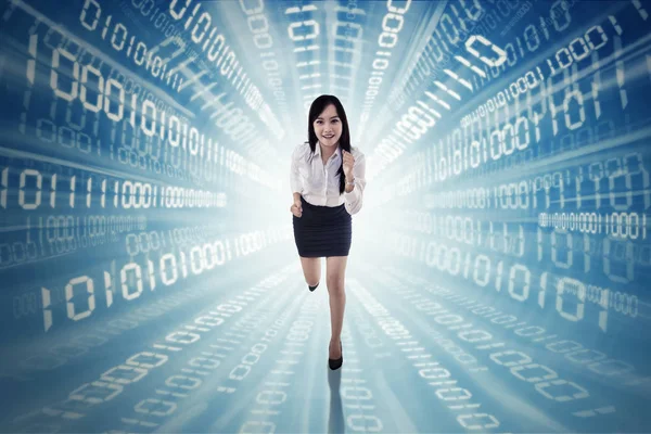 Geschäftsfrau läuft mit binärem Code — Stockfoto