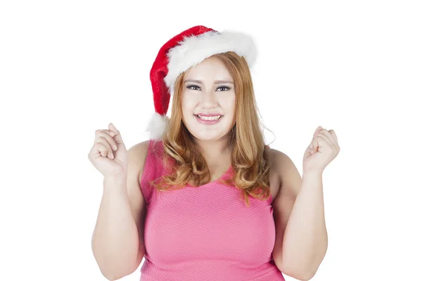 Noel Baba şapkası giyen neşeli şişko kadın — Stok fotoğraf