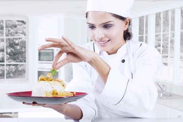 Chef-kok bijgerechten voedsel met peterselie — Stockfoto