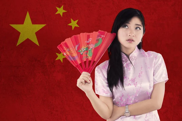 Mulher chinesa com vestido cheongsam e ventilador — Fotografia de Stock