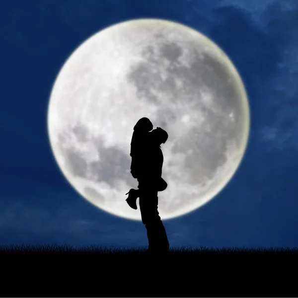 Close-up van silhouet paar knuffelen op volle maan — Stockfoto