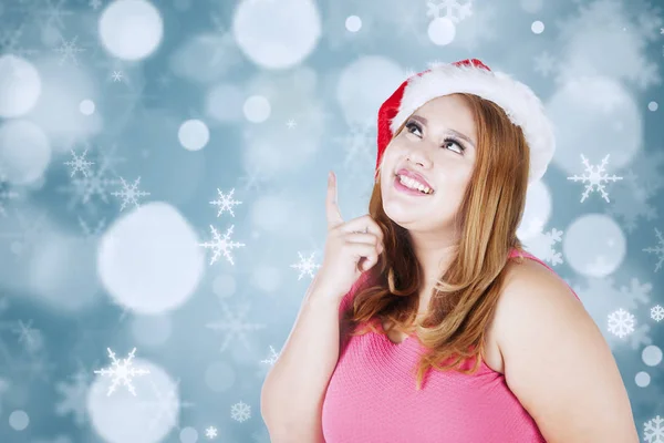 Tlustá žena myslet na vánoční prázdniny — Stock fotografie