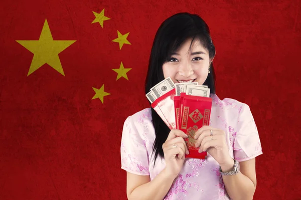 Meisje houdt envelop met chinese vlag achtergrond — Stockfoto