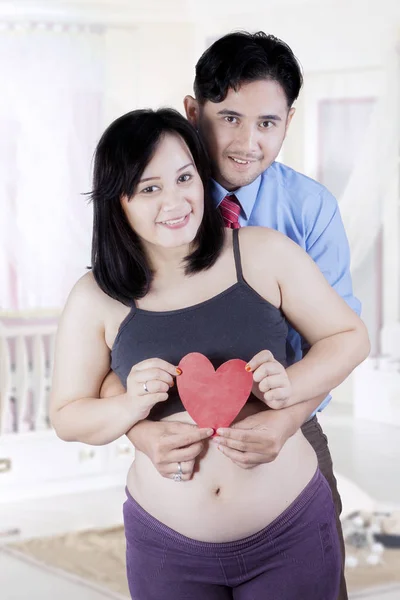 Gelukkige paar houden hartsymbool — Stockfoto