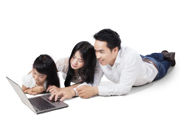 Mutlu aile yerde dizüstü bilgisayar ile — Stok fotoğraf