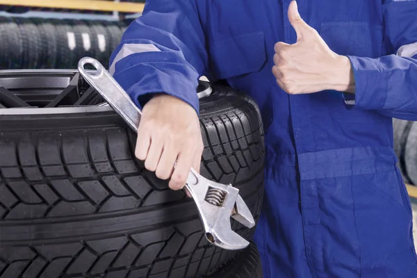 Técnico masculino mostrando pulgar hacia arriba — Foto de Stock