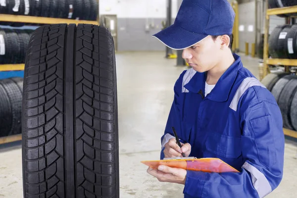 Mechanische bedrijf Klembord in de tire-opslag — Stockfoto