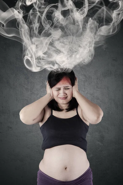 Mother feeling confused with smoke on head — Stock Photo, Image
