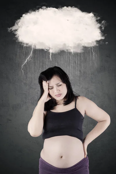 Mãe sentindo dor de cabeça com nuvem vazia — Fotografia de Stock