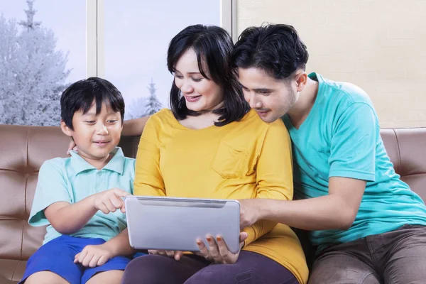 Föräldrar och barn pekar Flikskärmen — Stockfoto