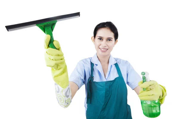 Uśmiechnięta kobieta trzyma czyszczenia sprzętu — Zdjęcie stockowe