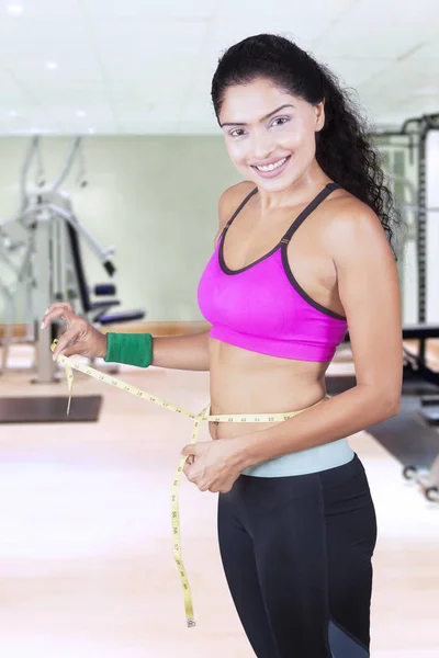 Donna sportiva con nastro adesivo in palestra — Foto Stock